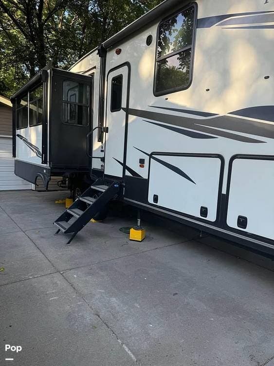 2021 Keystone Montana High Country 385BR - Used Fifth Wheel For Sale by Pop RVs in Blair, Nebraska features Air Conditioning, Awning, Slideout, Leveling Jacks