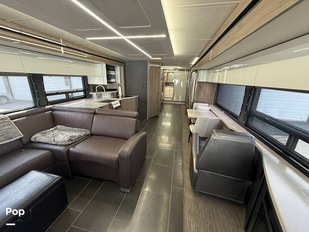 2019 Winnebago Horizon 42Q - Used Diesel Pusher For Sale by Pop RVs in Aurora, Oregon features Leveling Jacks, Generator, Awning, Slideout, Air Conditioning