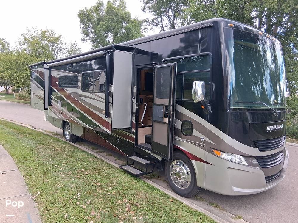 2019 Tiffin Open Road 34 PA - Used Class A For Sale by Pop RVs in East Lansing, Michigan features Leveling Jacks, Awning, Generator, Slideout, Air Conditioning