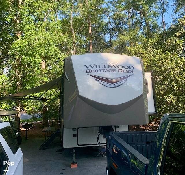 2021 Forest River Wildwood 295BH - Used Fifth Wheel For Sale by Pop RVs in Iowa, Louisiana features Leveling Jacks, Slideout, Awning, Air Conditioning