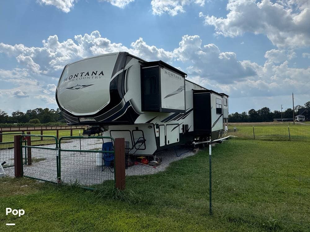 2021 Keystone Montana High Country 373RD - Used Fifth Wheel For Sale by Pop RVs in Hazel Green, Alabama features Awning, Air Conditioning, Slideout, Leveling Jacks