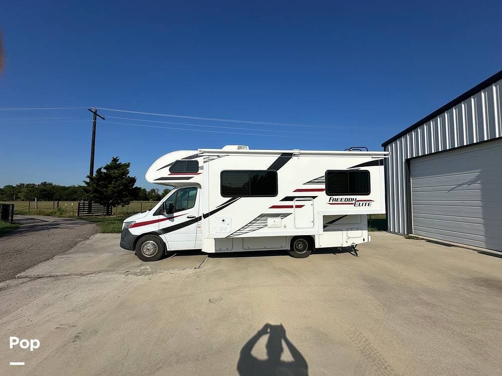2020 Thor Motor Coach Freedom Elite 24FE - Used Class C For Sale by Pop RVs in Lucas, Texas features Leveling Jacks, Generator, Awning, Slideout, Air Conditioning