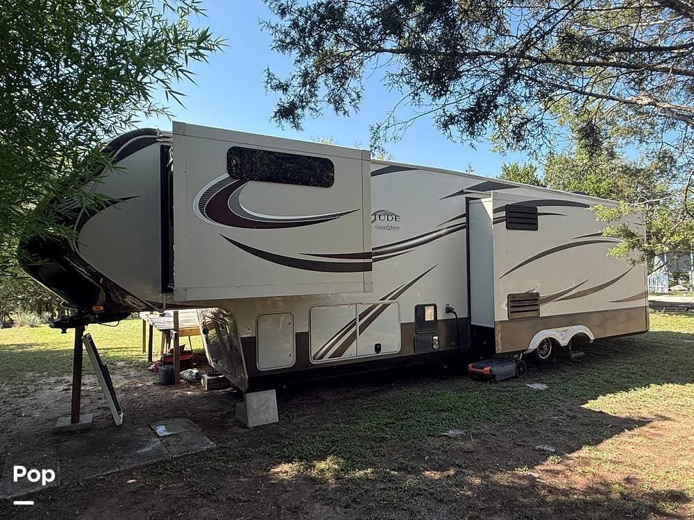 2015 Grand Design Solitude 369RL - Used Fifth Wheel For Sale by Pop RVs in Bandera, Texas features Air Conditioning, Awning, Leveling Jacks, Slideout