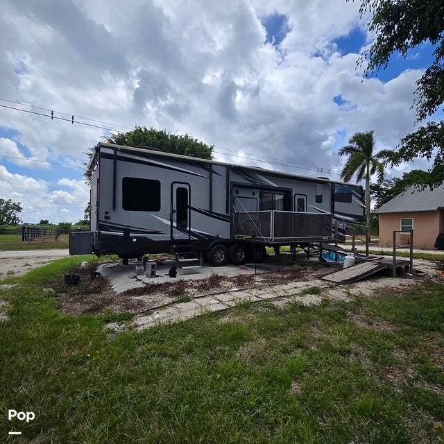 2018 Jayco Seismic 4212 - Used Toy Hauler For Sale by Pop RVs in Delray Beach, Florida features Leveling Jacks, Generator, Air Conditioning, Slideout