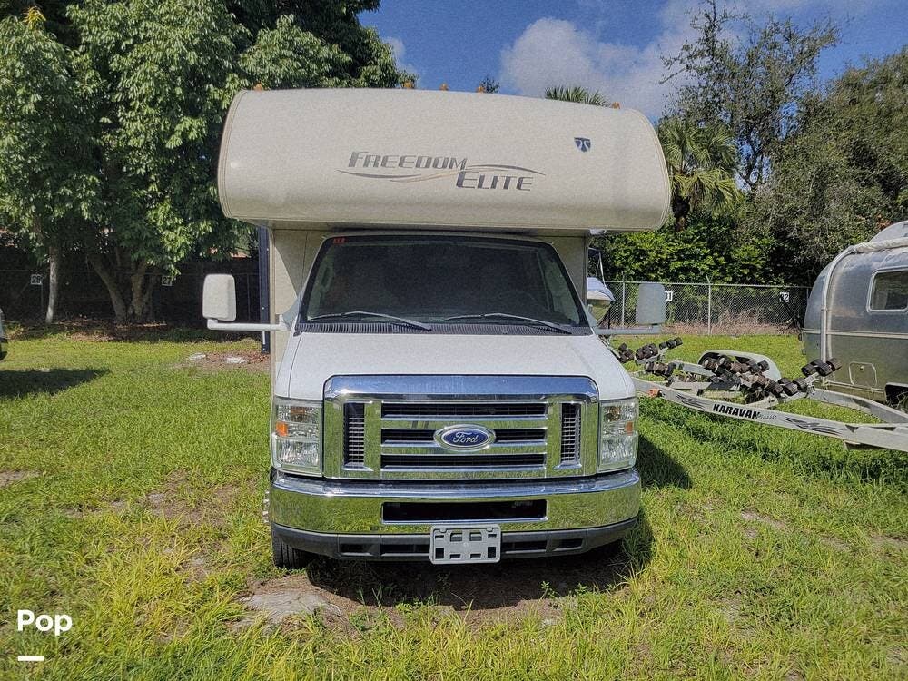 2016 Thor Motor Coach Freedom Elite 26FE - Used Class C For Sale by Pop RVs in Boynton Beach, Florida features Air Conditioning, Awning, Generator, Slideout