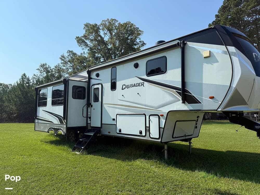 2022 Prime Time Crusader Lite 335RLP - Used Fifth Wheel For Sale by Pop RVs in Downsville, Louisiana features Awning, Air Conditioning, Leveling Jacks, Slideout