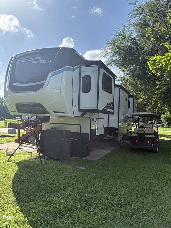 2024 Forest River Cedar Creek 371FL - Used Fifth Wheel For Sale by Pop RVs in Gore, Oklahoma features Slideout, Leveling Jacks, Air Conditioning, Awning