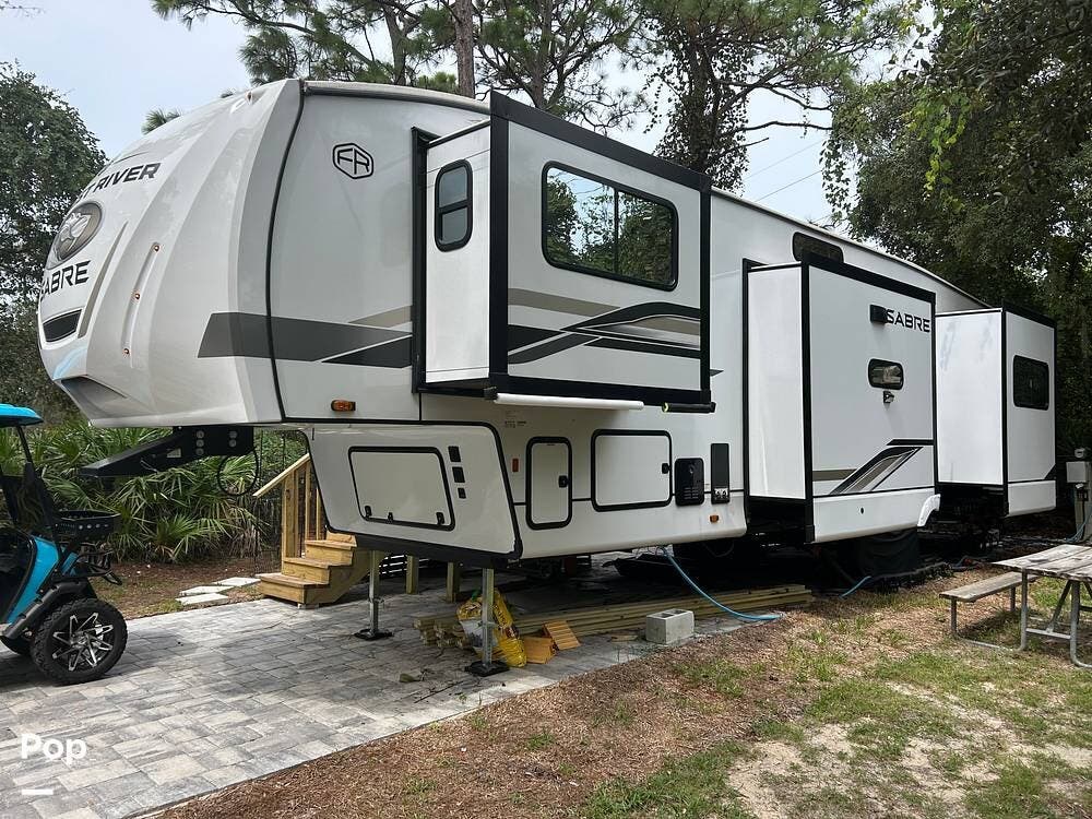 2025 Forest River Sabre 37FLH - Used Fifth Wheel For Sale by Pop RVs in Crystal River, Florida features Air Conditioning, Slideout, Awning