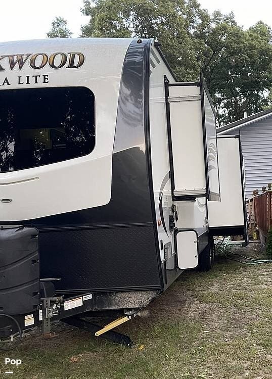 2020 Rockwood Ultra-Lite 2906RS - Used Travel Trailer For Sale by Pop RVs in Muskegon, Michigan features Leveling Jacks, Air Conditioning, Awning, Slideout
