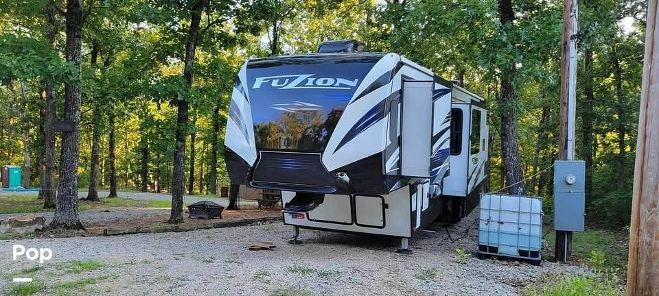 2020 Keystone Fuzion 429 - Used Toy Hauler For Sale by Pop RVs in French Village, Missouri features Air Conditioning, Slideout, Awning, Generator, Leveling Jacks