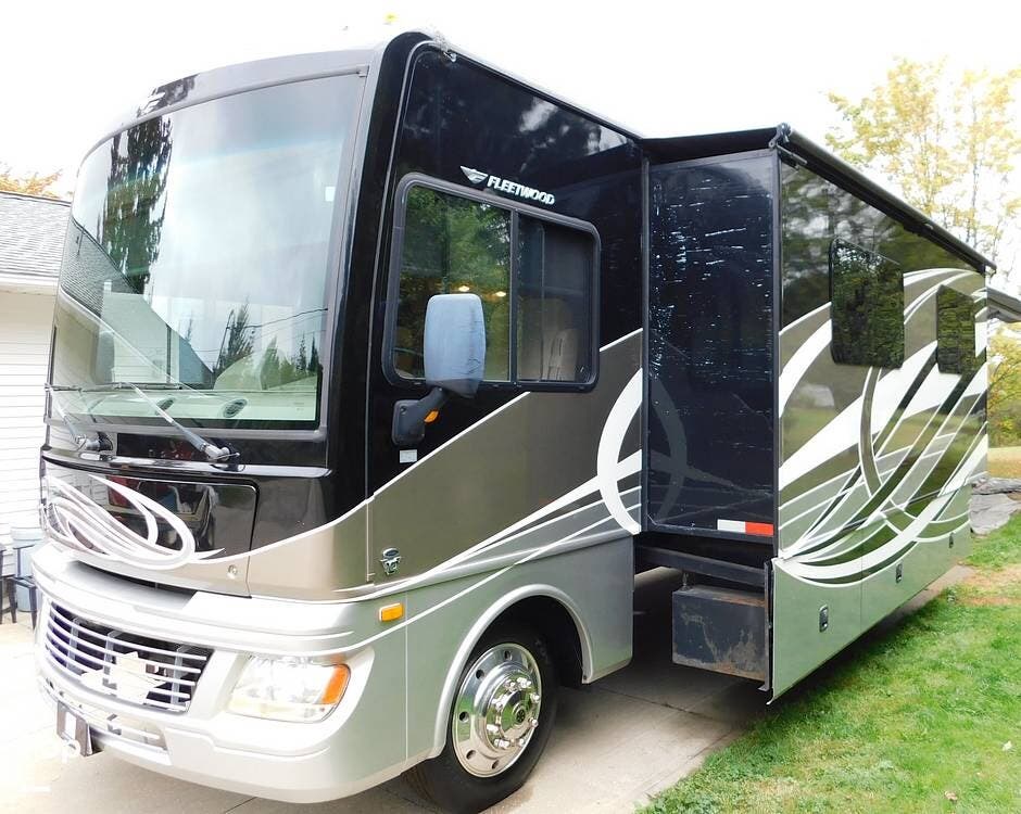 2015 Fleetwood Bounder 35K - Used Class A For Sale by Pop RVs in Brecksville, Ohio features Air Conditioning, Generator, Leveling Jacks, Awning, Slideout
