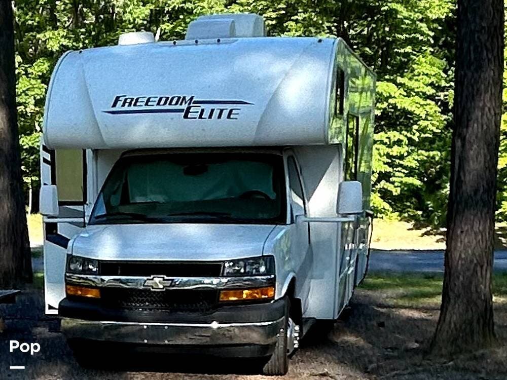 2021 Thor Motor Coach Freedom Elite 22HE - Used Class C For Sale by Pop RVs in Conover, North Carolina features Generator, Air Conditioning, Awning