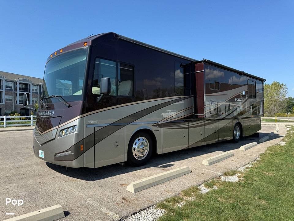 2017 Winnebago Forza 36G - Used Diesel Pusher For Sale by Pop RVs in Powell, Ohio features Leveling Jacks, Generator, Slideout, Awning, Air Conditioning