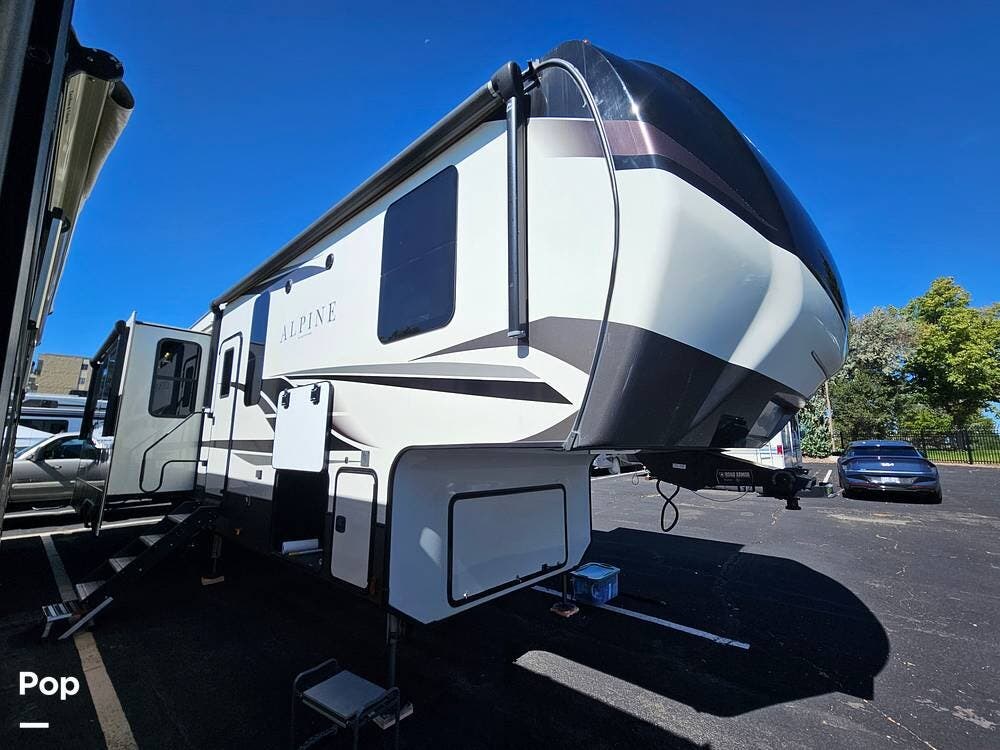 2021 Keystone Alpine 3220RL - Used Fifth Wheel For Sale by Pop RVs in Aurora, Colorado features Awning, Air Conditioning, Slideout, Leveling Jacks