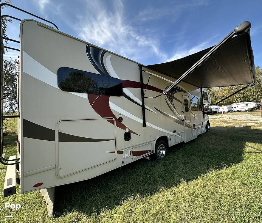 2018 Thor Motor Coach Chateau 31W - Used Class C For Sale by Pop RVs in Frankfort, Kentucky features Leveling Jacks, Air Conditioning, Awning, Slideout, Generator