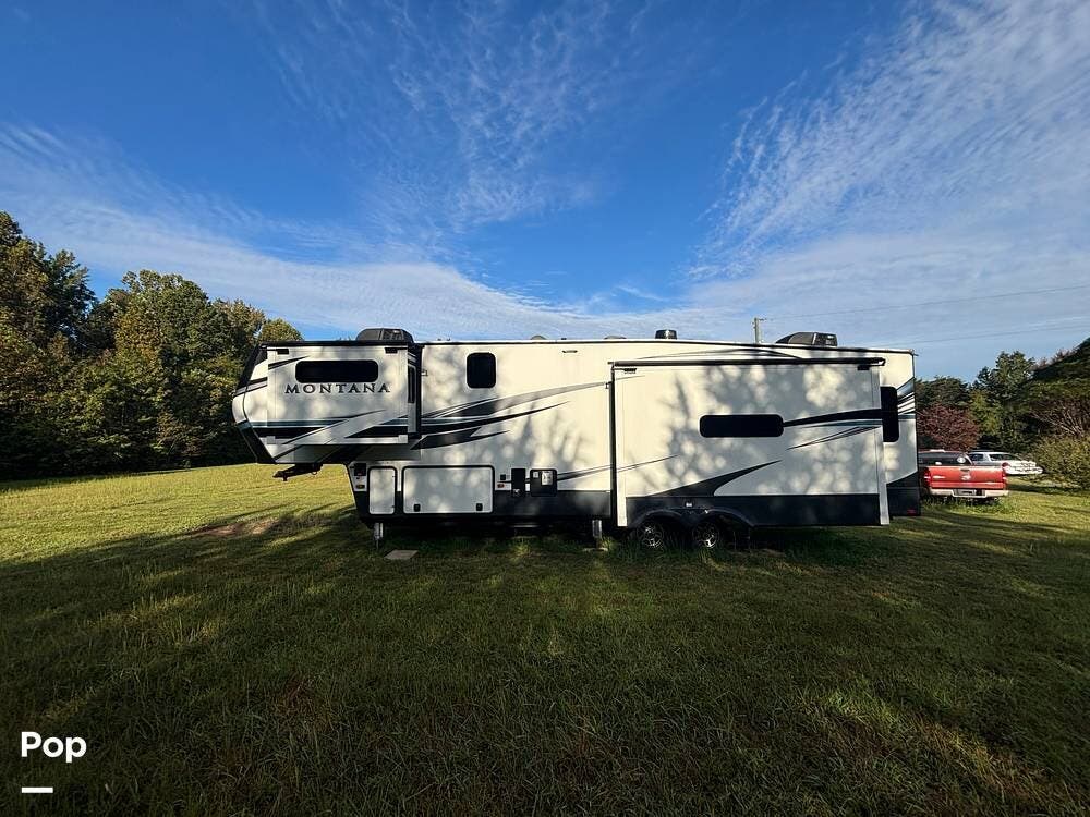 2021 Keystone Montana 3231CK - Used Fifth Wheel For Sale by Pop RVs in Stokesdale, North Carolina features Awning, Air Conditioning, Slideout, Leveling Jacks