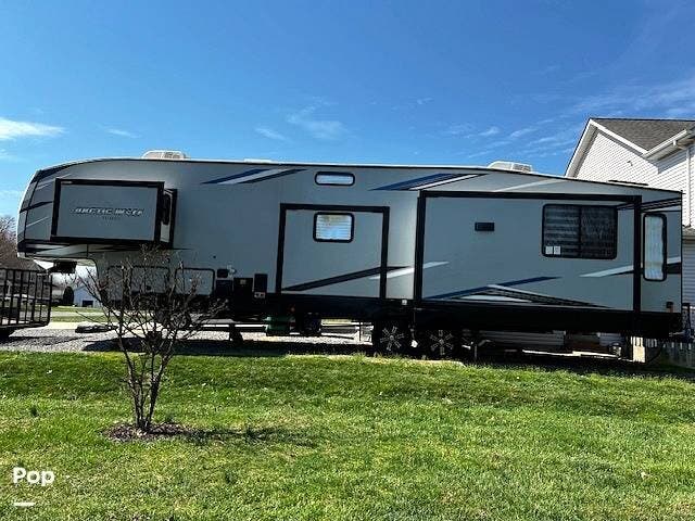 2022 Cherokee Arctic Wolf 3660SUITE - Used Fifth Wheel For Sale by Pop RVs in Sykesville, Maryland features Leveling Jacks, Slideout, Air Conditioning, Awning