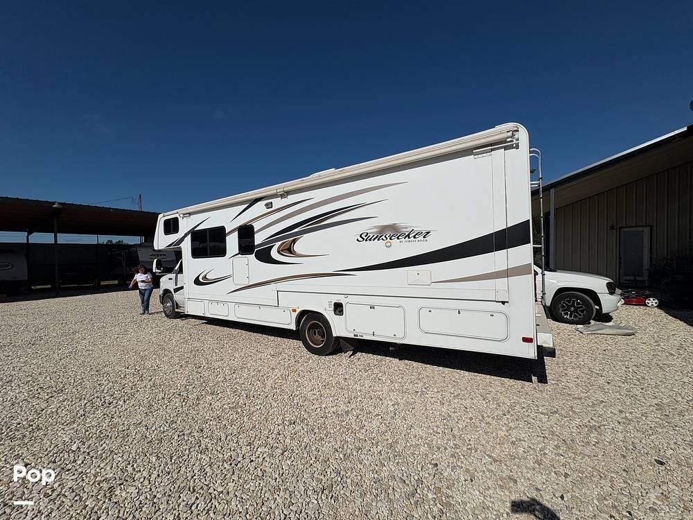 2014 Forest River Sunseeker 3050S - Used Class C For Sale by Pop RVs in Liberty Hill, Texas features Generator, Awning, Slideout, Leveling Jacks, Air Conditioning