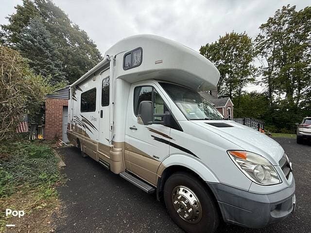 2011 Winnebago View 24K - Used Class C For Sale by Pop RVs in Newburgh, New York features Air Conditioning, Awning, Generator, Slideout