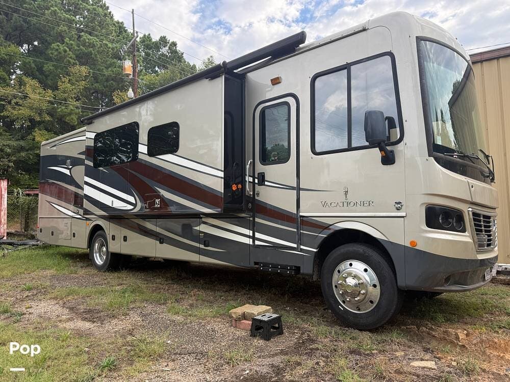 2017 Holiday Rambler Vacationer 35K - Used Class A For Sale by Pop RVs in Longview, Texas features Awning, Air Conditioning, Generator, Leveling Jacks, Slideout