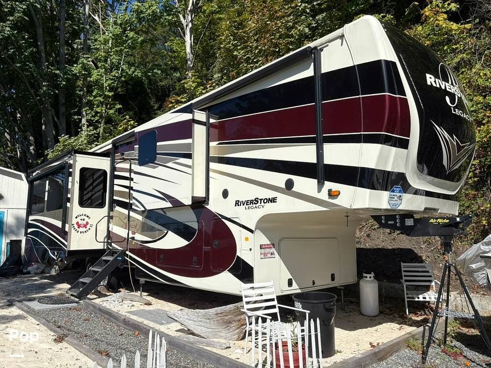 2020 Forest River RiverStone Legacy 39RKFB - Used Fifth Wheel For Sale by Pop RVs in Tulalip, Washington features Air Conditioning, Awning, Slideout, Generator, Leveling Jacks