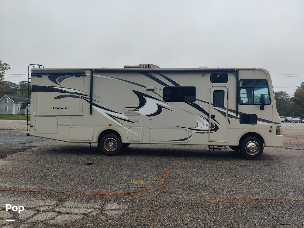 2013 Coachmen Pursuit 31BDP - Used Class A For Sale by Pop RVs in Colchester, Connecticut features Leveling Jacks, Generator, Air Conditioning, Slideout, Awning