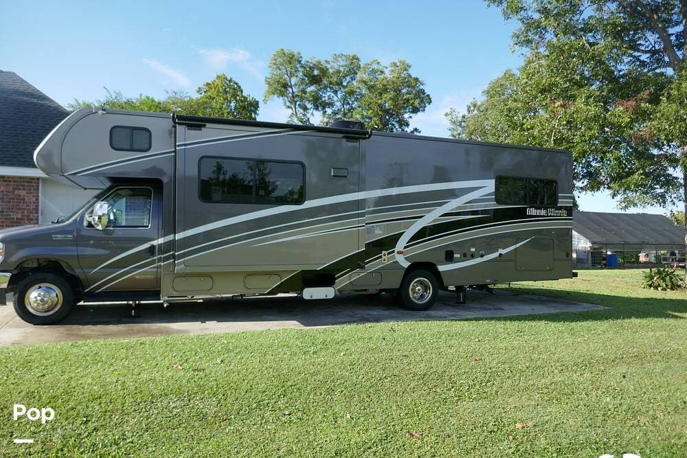 2022 Winnebago Minnie Winnie 31H - Used Class C For Sale by Pop RVs in Sorrento, Louisiana features Slideout, Leveling Jacks, Air Conditioning, Generator, Awning