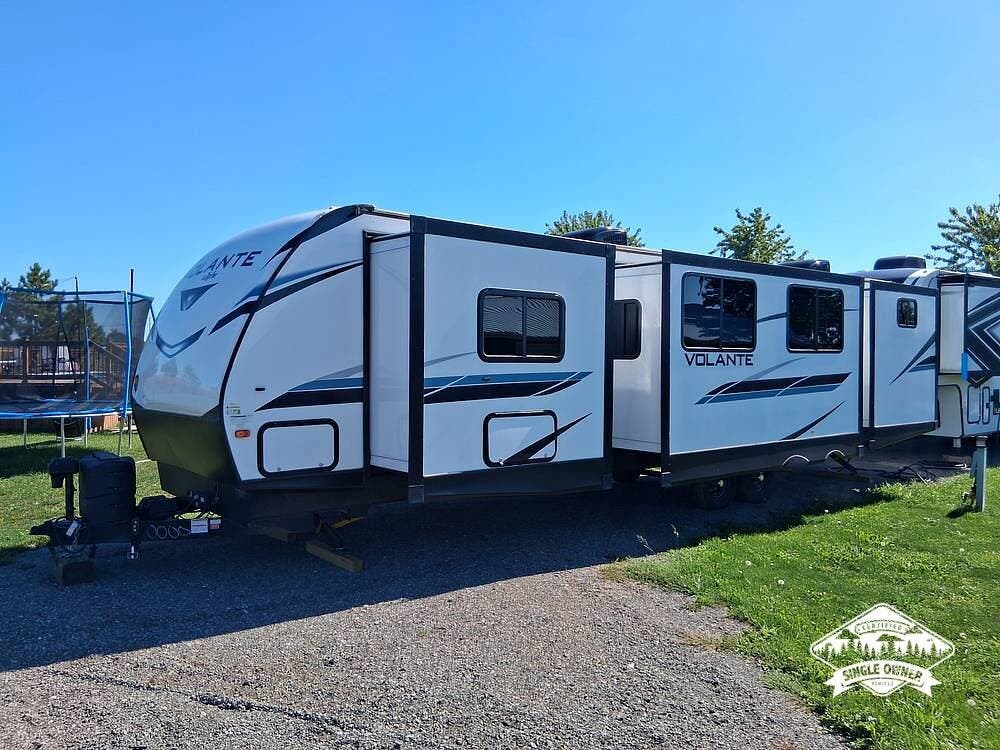 2023 CrossRoads Volante 34BH - Used Travel Trailer For Sale by Pop RVs in Mayville, Michigan features Leveling Jacks, Air Conditioning, Awning, Slideout