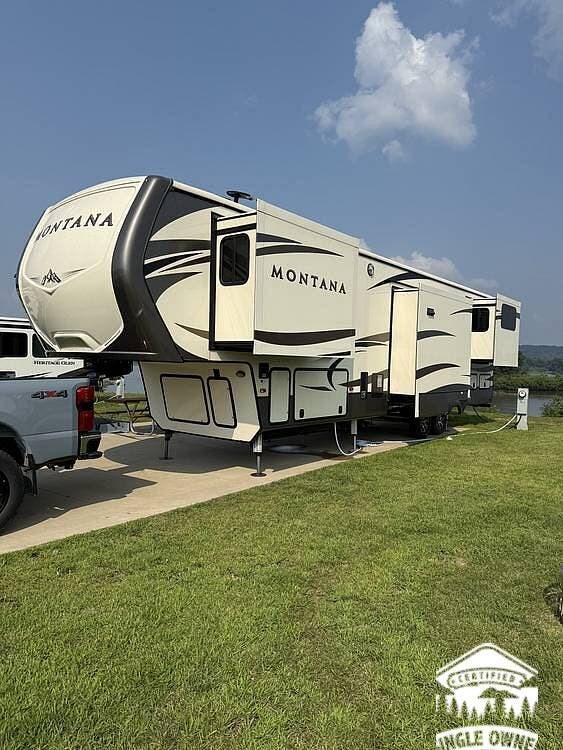 2017 Keystone Montana 3791RD - Used Fifth Wheel For Sale by Pop RVs in Burlington, Iowa features Leveling Jacks, Slideout, Air Conditioning, Awning