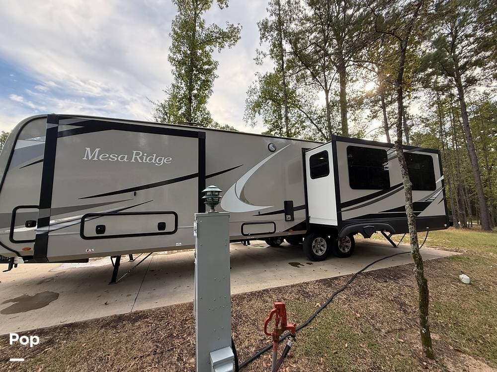 2021 Highland Ridge Mesa Ridge 322RLS - Used Travel Trailer For Sale by Pop RVs in Tyler, Texas features Air Conditioning, Slideout, Awning