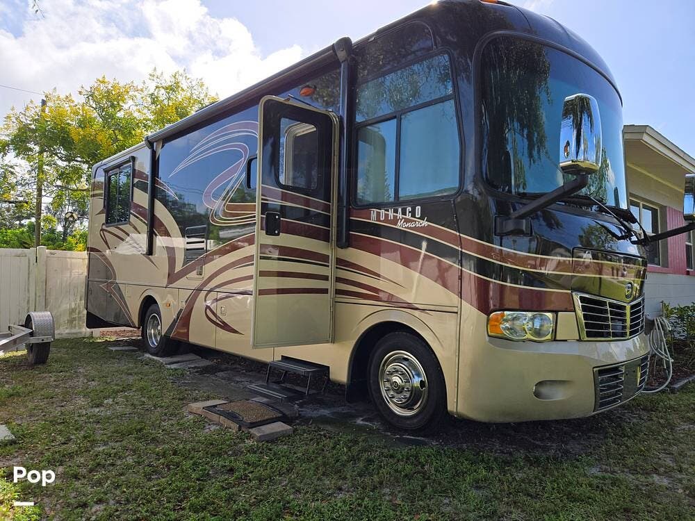 2011 Monaco RV Monarch 30SFS - Used Class A For Sale by Pop RVs in Saint Petersburg, Florida features Leveling Jacks, Air Conditioning, Awning, Generator, Slideout