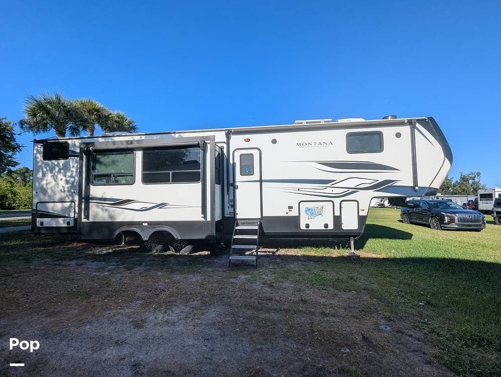 2022 Keystone Montana 351BH - Used Fifth Wheel For Sale by Pop RVs in Venice, Florida features Air Conditioning, Slideout, Leveling Jacks, Awning