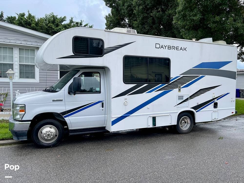 2021 Thor Motor Coach Daybreak 22GO - Used Class C For Sale by Pop RVs in Vero Beach, Florida features Generator, Air Conditioning, Awning