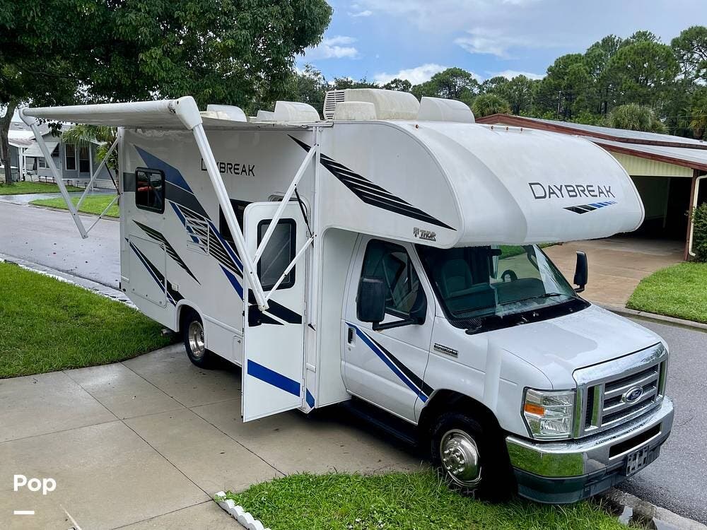 2021 Thor Motor Coach Daybreak 22GO - Used Class C For Sale by Pop RVs in Vero Beach, Florida features Air Conditioning, Generator, Awning