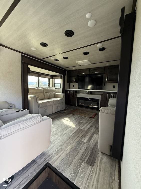 2021 Dutchmen Yukon 421FL - Used Fifth Wheel For Sale by Pop RVs in Kalispell, Montana features Leveling Jacks, Awning, Air Conditioning, Slideout
