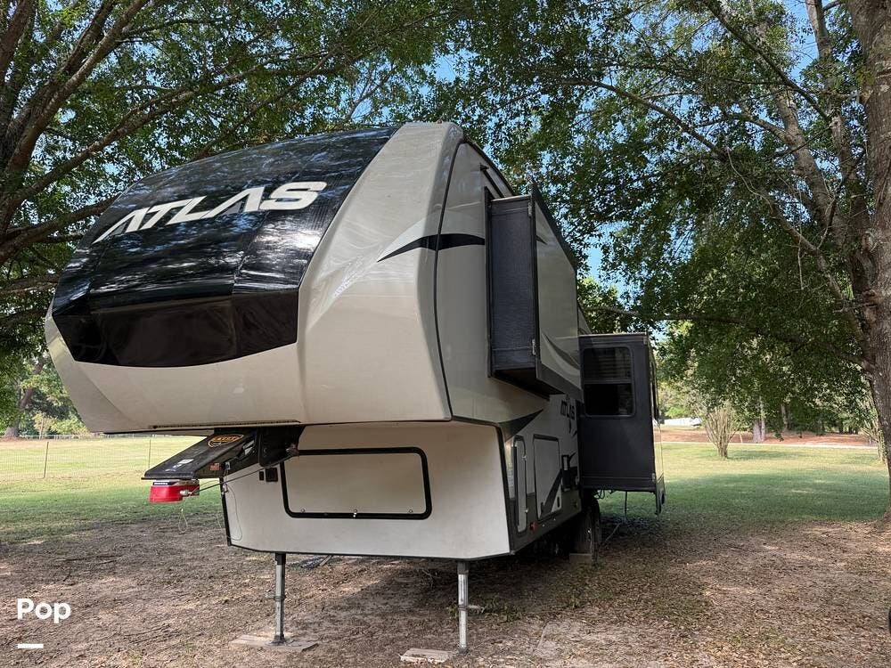 Used 2019 Dutchmen Atlas 2952RLF available in Whitehouse, Texas