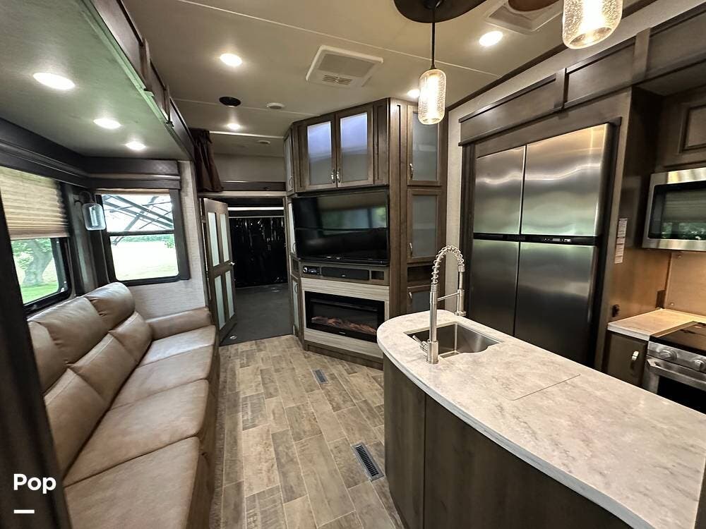 2018 Dutchmen Voltage 3805 - Used Toy Hauler For Sale by Pop RVs in Richmond, Texas features Leveling Jacks, Awning, Air Conditioning, Slideout, Generator