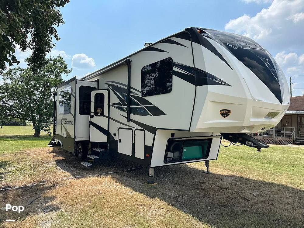 2018 Voltage 3805 by Dutchmen from Pop RVs in Richmond, Texas