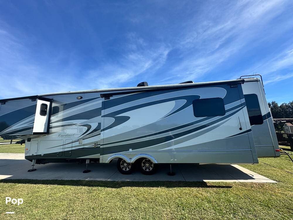 2017 Forest River Cardinal 3456RL - Used Fifth Wheel For Sale by Pop RVs in Wildwood, Florida features Awning, Leveling Jacks, Slideout, Air Conditioning