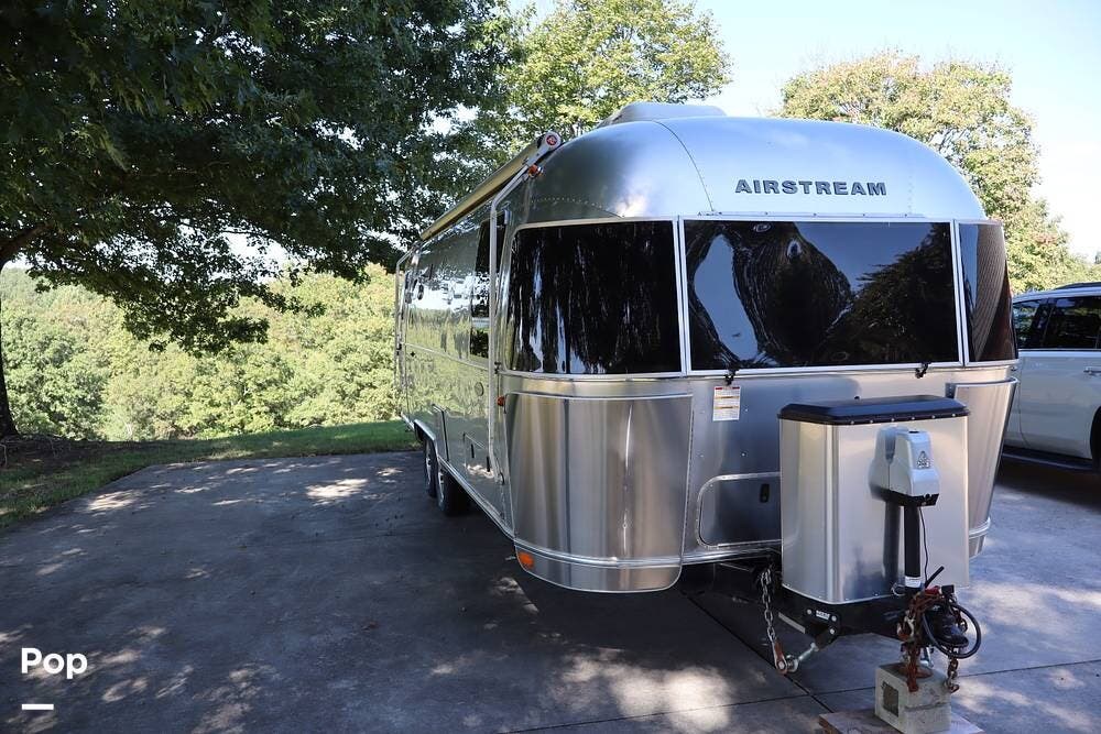 2018 Airstream Flying Cloud 27FB TWIN - Used Travel Trailer For Sale by Pop RVs in Clarkesville, Georgia features Awning, Leveling Jacks, Air Conditioning