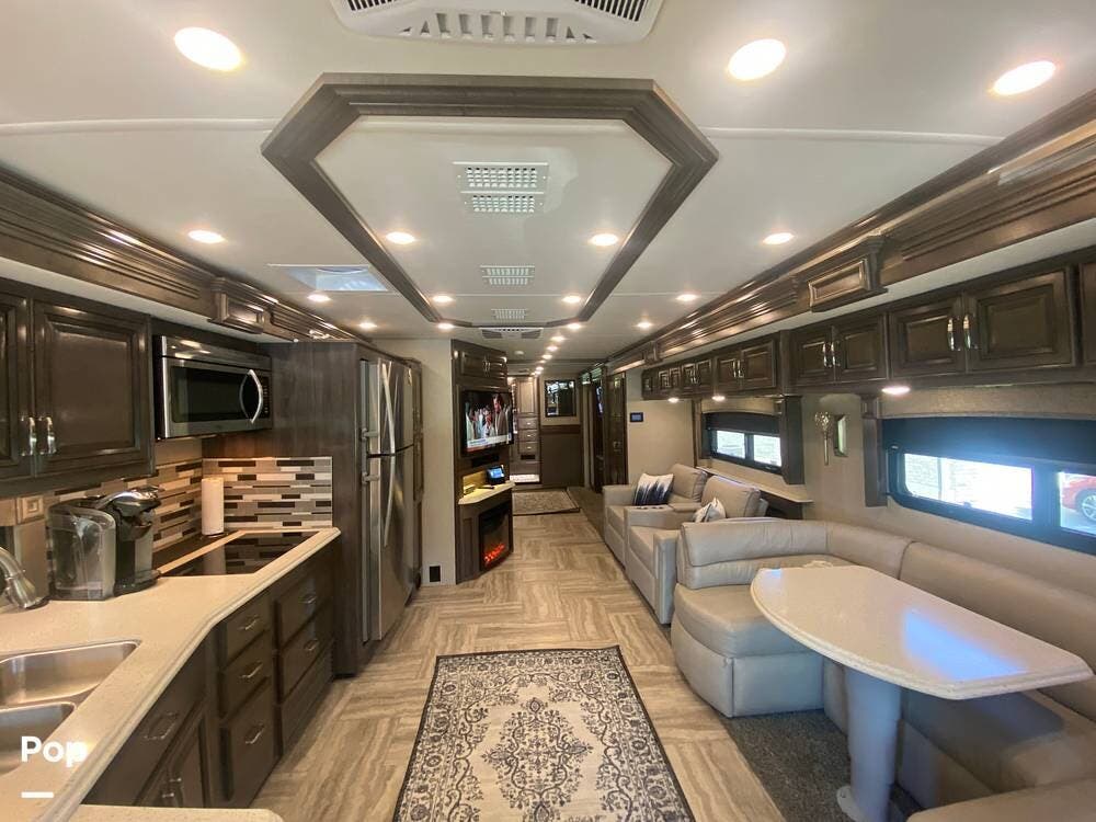 2019 Navigator 38K by Holiday Rambler from Pop RVs in Cincinnati, Ohio