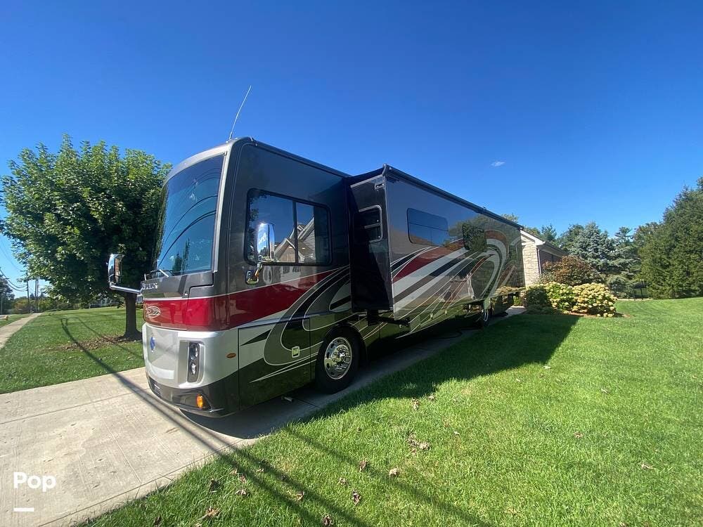 2019 Holiday Rambler Navigator 38K - Used Diesel Pusher For Sale by Pop RVs in Cincinnati, Ohio features Slideout, Leveling Jacks, Generator, Air Conditioning, Awning