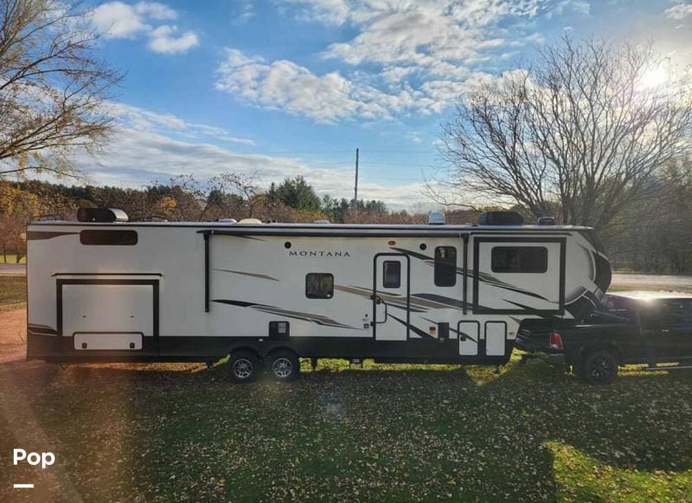 2021 Keystone Montana High Country 377FL - Used Fifth Wheel For Sale by Pop RVs in Ironwood, Michigan features Leveling Jacks, Awning, Slideout, Air Conditioning