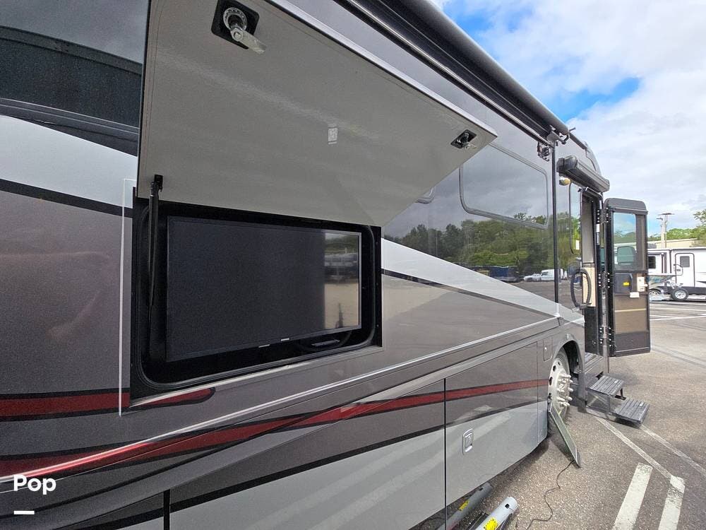 2018 Forza 38 W by Winnebago from Pop RVs in Tampa, Florida