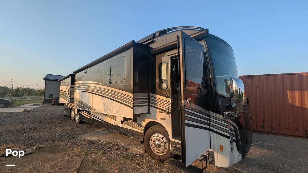 2017 Winnebago Grand Tour 45RL - Used Diesel Pusher For Sale by Pop RVs in Greenwood, Indiana features Air Conditioning, Awning, Slideout, Generator, Leveling Jacks