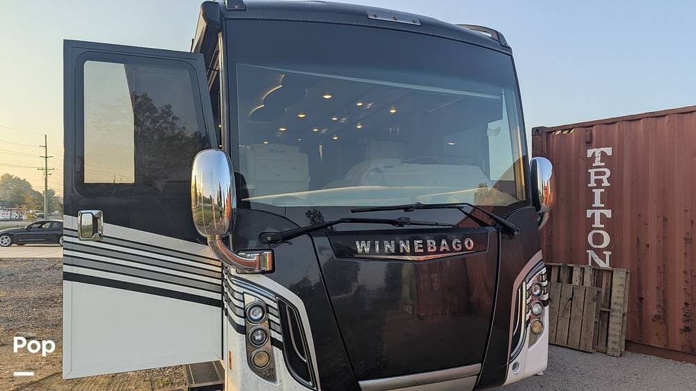 2017 Grand Tour 45RL by Winnebago from Pop RVs in Greenwood, Indiana