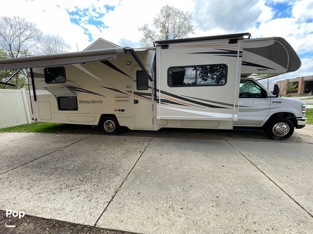 2018 Winnebago Minnie Winnie 31D - Used Class C For Sale by Pop RVs in Livonia, Michigan features Awning, Generator, Air Conditioning, Slideout