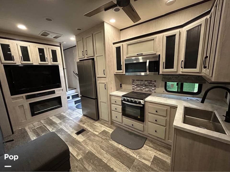 2022 Forest River Sierra 3330BH - Used Fifth Wheel For Sale by Pop RVs in Mcgregor, Texas features Air Conditioning, Awning, Slideout, Leveling Jacks