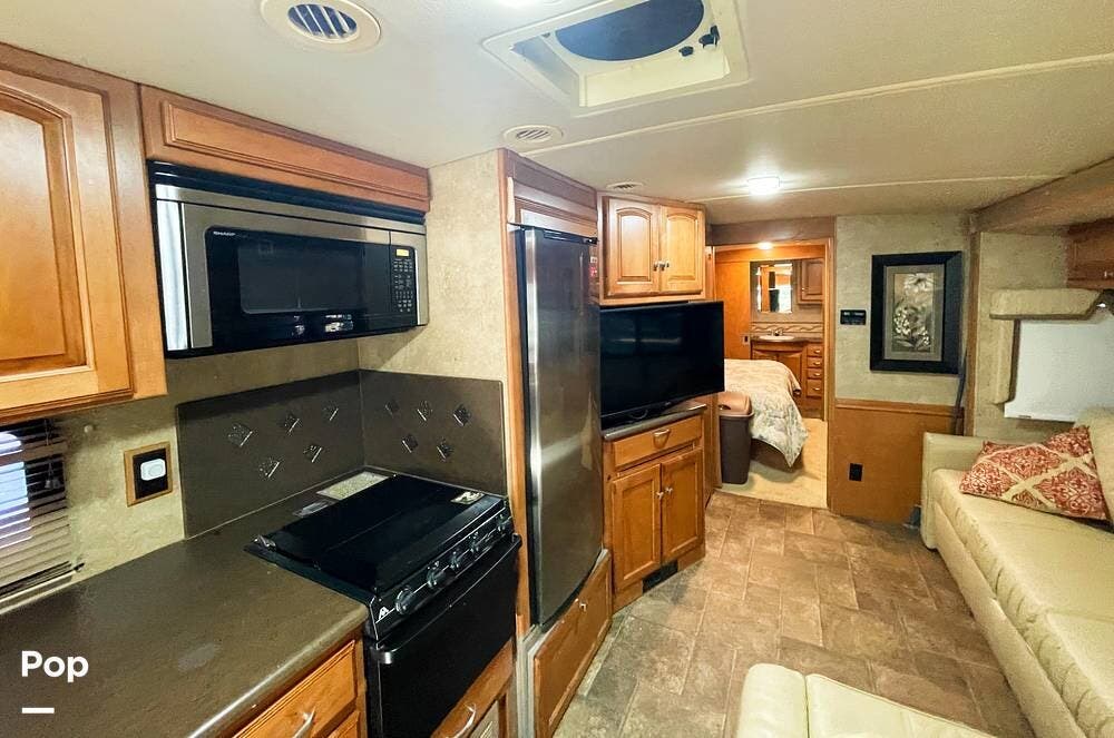 2013 Winnebago Vista 35F - Used Class A For Sale by Pop RVs in Charlotte, North Carolina features Slideout, Generator, Leveling Jacks, Air Conditioning, Awning