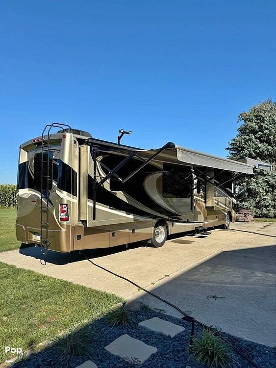 2015 Thor Motor Coach Challenger 37KT - Used Class A For Sale by Pop RVs in Perry, Iowa features Generator, Slideout, Awning, Leveling Jacks, Air Conditioning